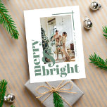 Fröhliche und helle Simple Foto Sage Green Christm Postkarte<br><div class="desc">Wünschen Sie Ihrer Familie und Freunden einen fröhlichen und hellen Weihnachtsfeiertag mit dieser schlichten und eleganten Weihnachtsgrün-Grußkarte im Foto.</div>