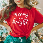 Fröhliche und helle Weihnachten der modernen Roten T-Shirt<br><div class="desc">Ein festliches Weihnachtsabend für Frauen mit moderner Schriftzeichen-Typografie mit "Merry and Bright" Sprichwort. Sowohl der weiße Text als auch der rote Shirt-Stil können geändert werden.</div>