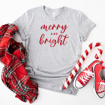 Fröhliche und helle Weihnachten der modernen Roten T-Shirt<br><div class="desc">Ein festliches Weihnachtsabend für Frauen mit moderner Schriftzeichen-Typografie mit "Merry and Bright" Sprichwort. Der rote Text und der rote Shirt-Stil können beide geändert werden.</div>