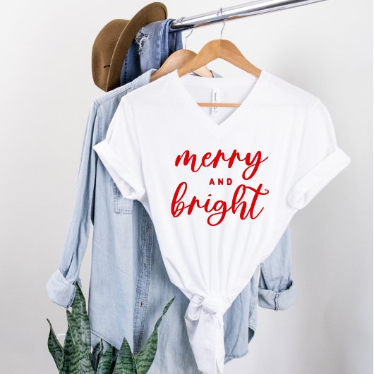 Fröhliche und helle Weihnachten der modernen Roten T-Shirt