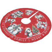 Fröhliche und helle Weihnachtspenguinen in Rot Polyester Weihnachtsbaumdecke (Schrägansicht)