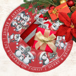 Fröhliche und helle Weihnachtspenguinen in Rot Polyester Weihnachtsbaumdecke<br><div class="desc">Personalisieren Sie diesen festlichen Roten Weihnachtsbaumrock mit Ihrem Familiennamen. Sie können die Vorlage auch verwenden, um Ihre Grüße einzugeben oder das Sprichwort "Merry & Bright" verlassen. Dieser kindische Baumrock besticht durch niedliche Pinguine, die sich während der Ferien amüsieren - sie schmücken Weihnachtsbäume, gehen auf Skaten und treffen sich mit Familie...</div>