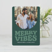 Fröhliche Vibes Spaß Retro-grünes Foto Weihnachten (Stehend Vorderseite)