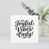 Fröhliche Vibes Typografie Dankeskarte (Stehend Vorderseite)