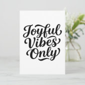 Fröhliche Vibes Typografie Einladung (Stehend Vorderseite)