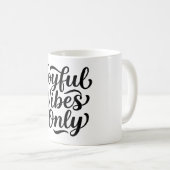 Fröhliche Vibes Typografie Kaffeetasse (VorderseiteRechts)