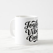 Fröhliche Vibes Typografie Kaffeetasse (Vorderseite Links)