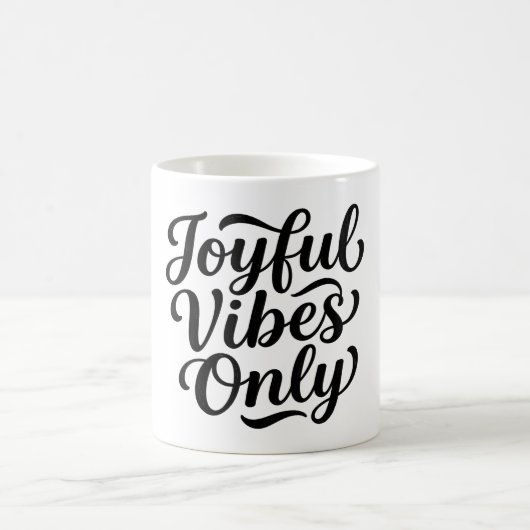 Fröhliche Vibes Typografie Kaffeetasse (Mittel)