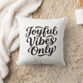 Fröhliche Vibes Typografie Kissen (Decke)