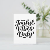 Fröhliche Vibes Typografie Postkarte (Stehend Vorderseite)
