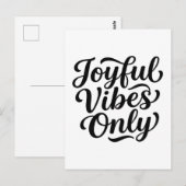 Fröhliche Vibes Typografie Postkarte (Vorne/Hinten)