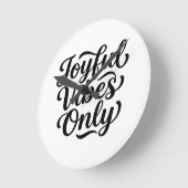 Fröhliche Vibes Typografie Runde Wanduhr (Winkel)