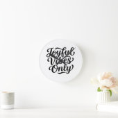 Fröhliche Vibes Typografie Runde Wanduhr (Zuhause)