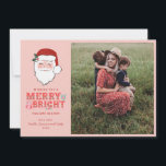 Fröhliche Weihnachtsfeier | Merry & Bright | Foto Feiertagskarte<br><div class="desc">Diese Weihnachtsfotokarte zeigt ein fröhliches Weihnachtsbild auf einem rosa Hintergrund. Es heißt "Sich eine fröhliche und helle Urlaubssaison wünschen" mit einem Ort,  um Ihr Lieblingslied hinzuzufügen. Sie können mit Ihrem Namen und dem Jahr am Ende personalisieren. Auf der Rückseite befindet sich ein weiteres koordinierendes rosa und rotes diagonales Stripmuster.</div>