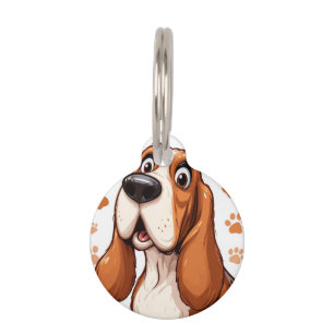 Fröhlicher Basset-Hund mit orangen Pfotenabdrücken Haustiermarke