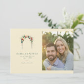 Fröhlicher Beiger Blumenbogen Save The Date (Stehend Vorderseite)