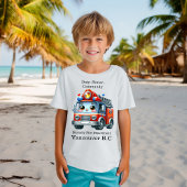 Fröhlicher Cartoon-Feuerwehrwagen an einem hellen T-Shirt