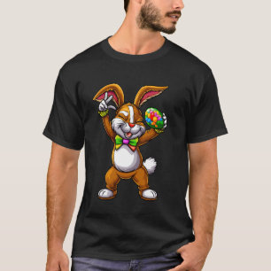 Fröhlicher Cartoon-Osterhase mit Ei T-Shirt