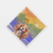 Fröhlicher Cavalier King Charles Spaniel in Aquare Serviette (Ecke)