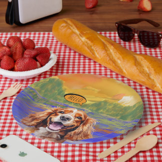 Fröhlicher Cavalier King Charles Spaniel in Wasser Pappteller