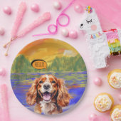 Fröhlicher Cavalier King Charles Spaniel in Wasser Pappteller (Party)