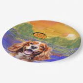 Fröhlicher Cavalier King Charles Spaniel in Wasser Pappteller (Schrägansicht)