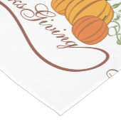 Fröhlicher Danksagentext mit Orange Pumpkins Mittelgroßer Tischläufer (Ecke)