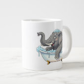 Fröhlicher Elefant, der eine Blase im Bad nimmt Jumbo-Tasse (Vorderseite Rechts)