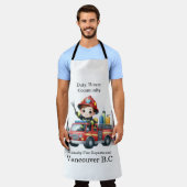 Fröhlicher Feuerwehrmann, der einen farbenfrohen F Schürze (Getragen)