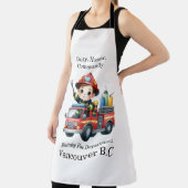 Fröhlicher Feuerwehrmann, der einen farbenfrohen F Schürze (InSitu)