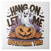 Fröhlicher Halloween-Geist auf einem geschnitzten Fliese (Vorderseite)