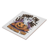 Fröhlicher Halloween-Geist auf einem geschnitzten Fliese (Seite)