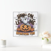 Fröhlicher Halloween-Geist auf einem geschnitzten  Quadratische Wanduhr (Zuhause)
