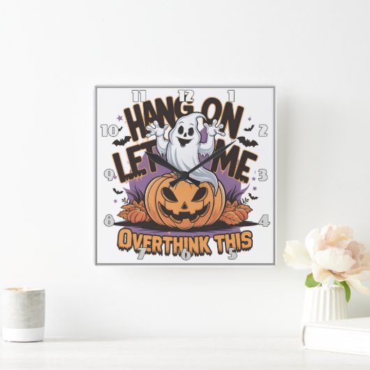 Fröhlicher Halloween-Geist auf einem geschnitzten Quadratische Wanduhr (Zuhause)