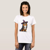 Fröhlicher Hund, der einen Hexenhut trägt T-Shirt (Vorne ganz)