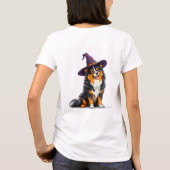 Fröhlicher Hund, der einen Hexenhut trägt T-Shirt (Rückseite)