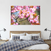 Fröhlicher Kaskade von Sakura-Blume an einem Frühl Leinwanddruck (Insitu (Schlafzimmer))