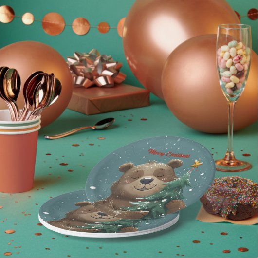 Fröhlicher Niedlicher Bär umarmt Weihnachtsbaum Pappteller (Multi)