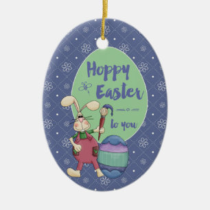 Fröhlicher Osterhase-Künstler malt Ei im benutzerd Keramik Ornament