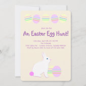 Fröhlicher Osterhase und Eier auf Pastellstreifen  Einladung (Vorderseite)