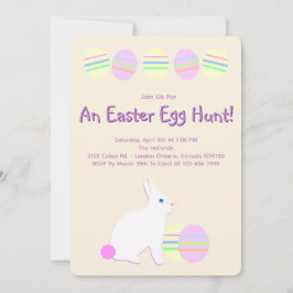 Fröhlicher Osterhase und Eier auf Pastellstreifen Einladung