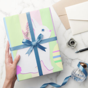 Fröhlicher Osterhase und Eier auf Streifen Geschenkpapier