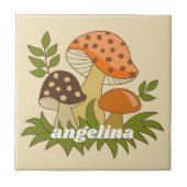 Fröhlicher Pilz mit individuellem Namen Fliese (Vorderseite)