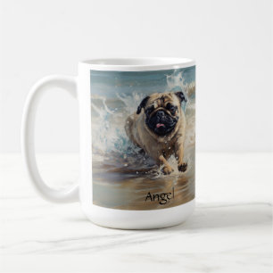 Fröhlicher Pug am Strand anpassbar Kaffeetasse