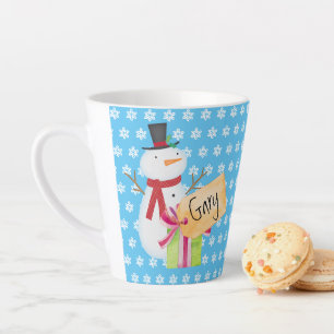 Fröhlicher Schneemann mit einem Weihnachtsgeschenk Milchtasse