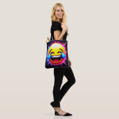 Fröhlicher Spritzer: Lachende Emoji-Kunst Tasche (Am Model)