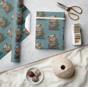 Fröhlicher süßer Bär umarmt Weihnachtsbaum Geschenkpapier