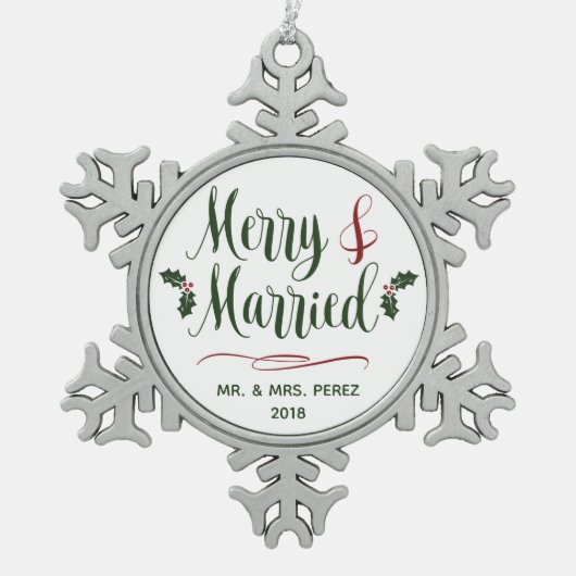 Fröhlicher u. verheirateter erster Weihnachtsherr Schneeflocken Zinn-Ornament (Vorderseite)