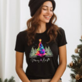 Fröhlicher und heller Neon glühender Weihnachtsbau T-Shirt