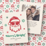 Fröhlicher und heller Weihnachtsmann in Sonnenbril Feiertagskarte<br><div class="desc">Weihnachtsfeiertag Foto Grußkarte mit einer coolen Weihnachtsblase und dem Text "Merry and Bright" in einem lustigen Retro-Schriftart. Rote und grüne Farbtöne auf einem hellen cremefarbenen Hintergrund. Benutzerdefiniertes Foto und Meldung auf der Rückseite. Farben können im Designwerkzeug angepasst werden.</div>